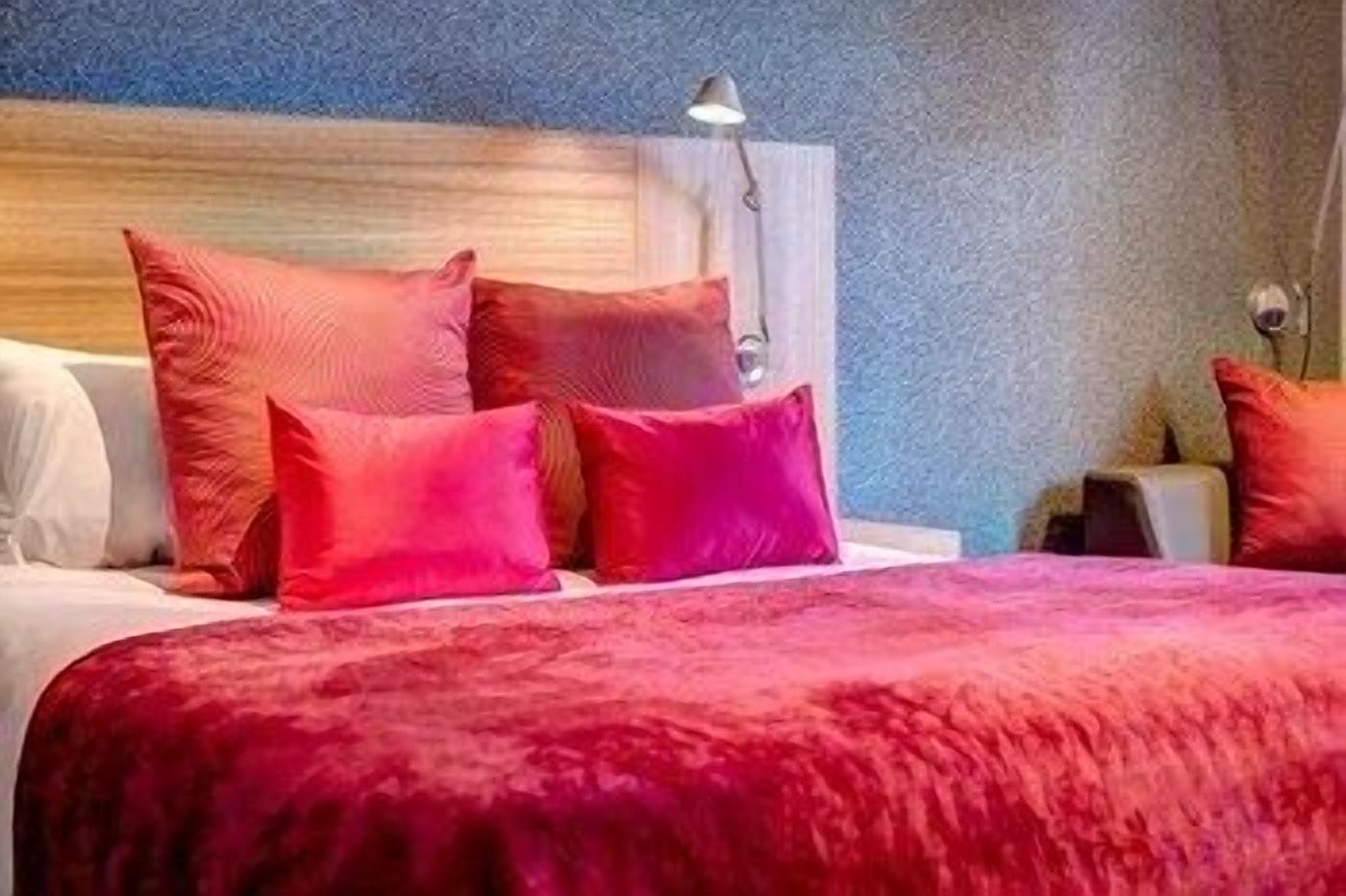 Hypo-allergenic bedding, in-room safe, desk, blackout curtains