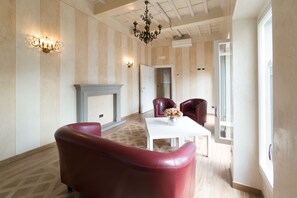 Lobby sitting area - Hotel California (Florence)