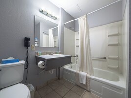 Bañera con ducha, artículos de tocador gratuitos, secador de pelo
