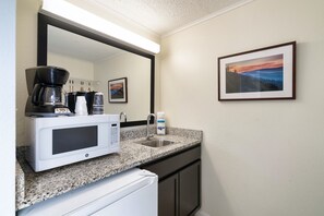 Habitación estándar, 2 camas Queen size (GTVH) | Cocina privada | Microondas 