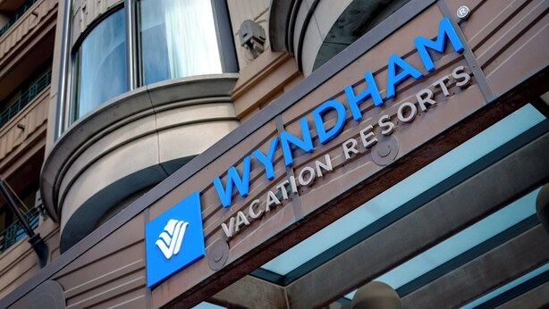 Un edificio con un letrero de Wyndham Vacation Resorts.