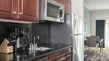Deluxe Studio, 1 King Bed with Sofa bed, Non Smoking | Private kitchen | Fridge, microwave, stovetop, coffee/tea maker