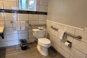 Standardzimmer, 1 King-Bett, barrierefrei, Nichtraucher | Badezimmer | Dusche, kostenlose Toilettenartikel, Haartrockner, Handtücher
