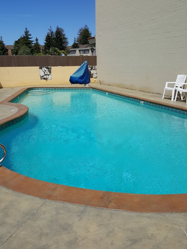 Una piscina al aire libre de temporada