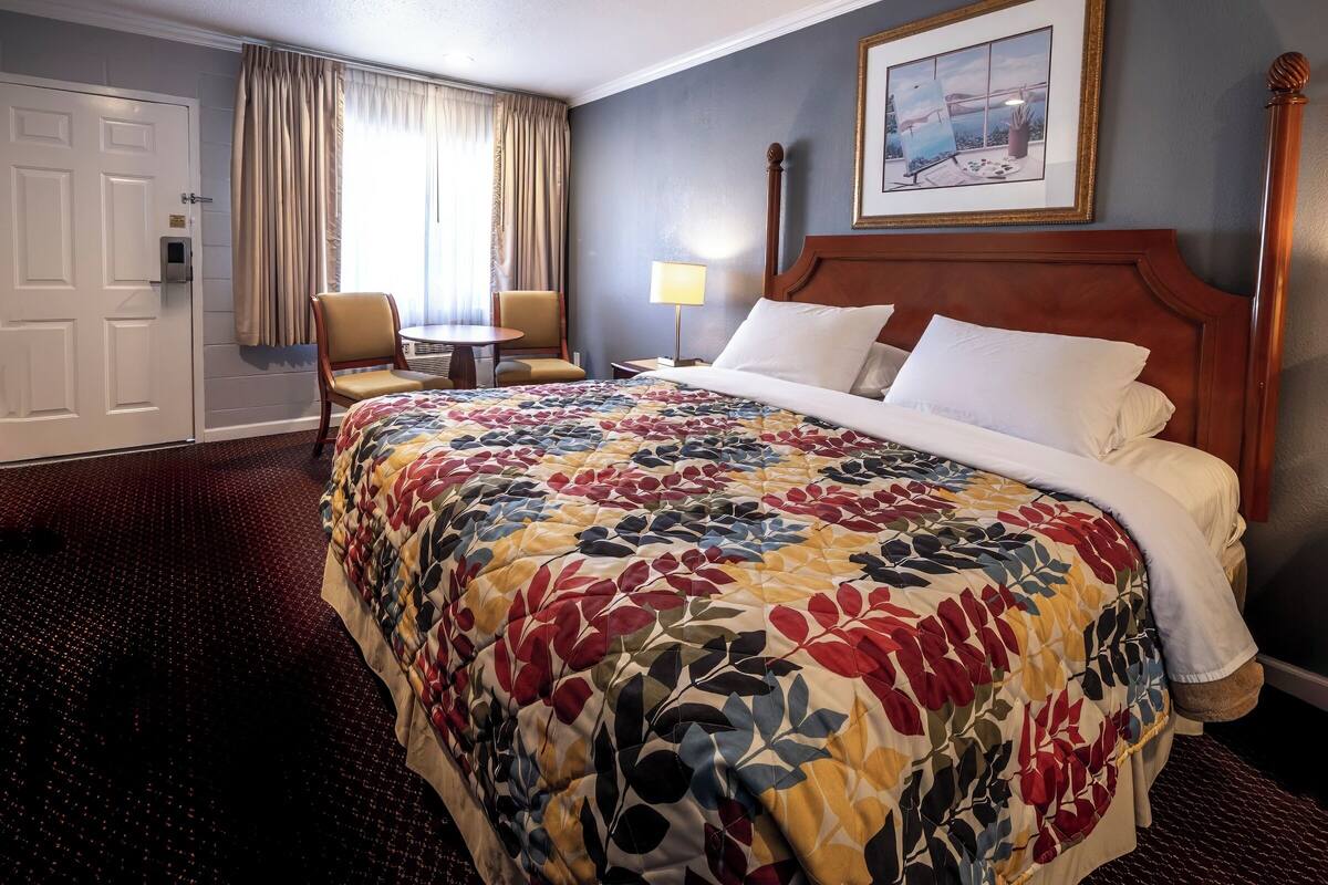 Standard Room, 1 King Bed, Non Smoking | Egyptian cotton sheets, premium bedding, desk, iron/ironing board