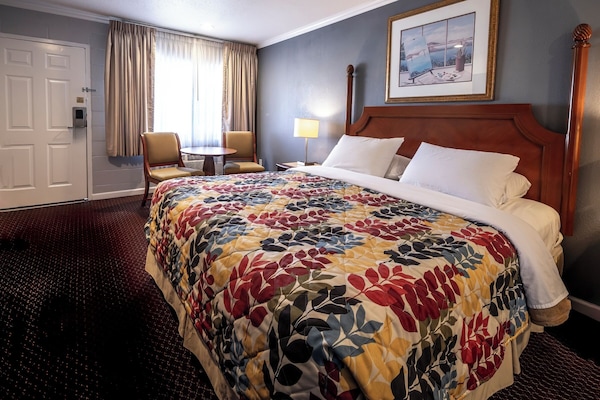 Standard Room, 1 King Bed, Non Smoking | Egyptian cotton sheets, premium bedding, desk, iron/ironing board