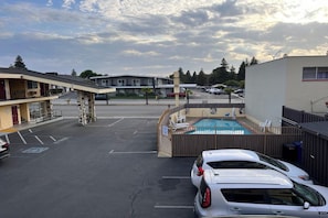 Seasonal outdoor pool - Islander Motel Santa Cruz (Santa Cruz)