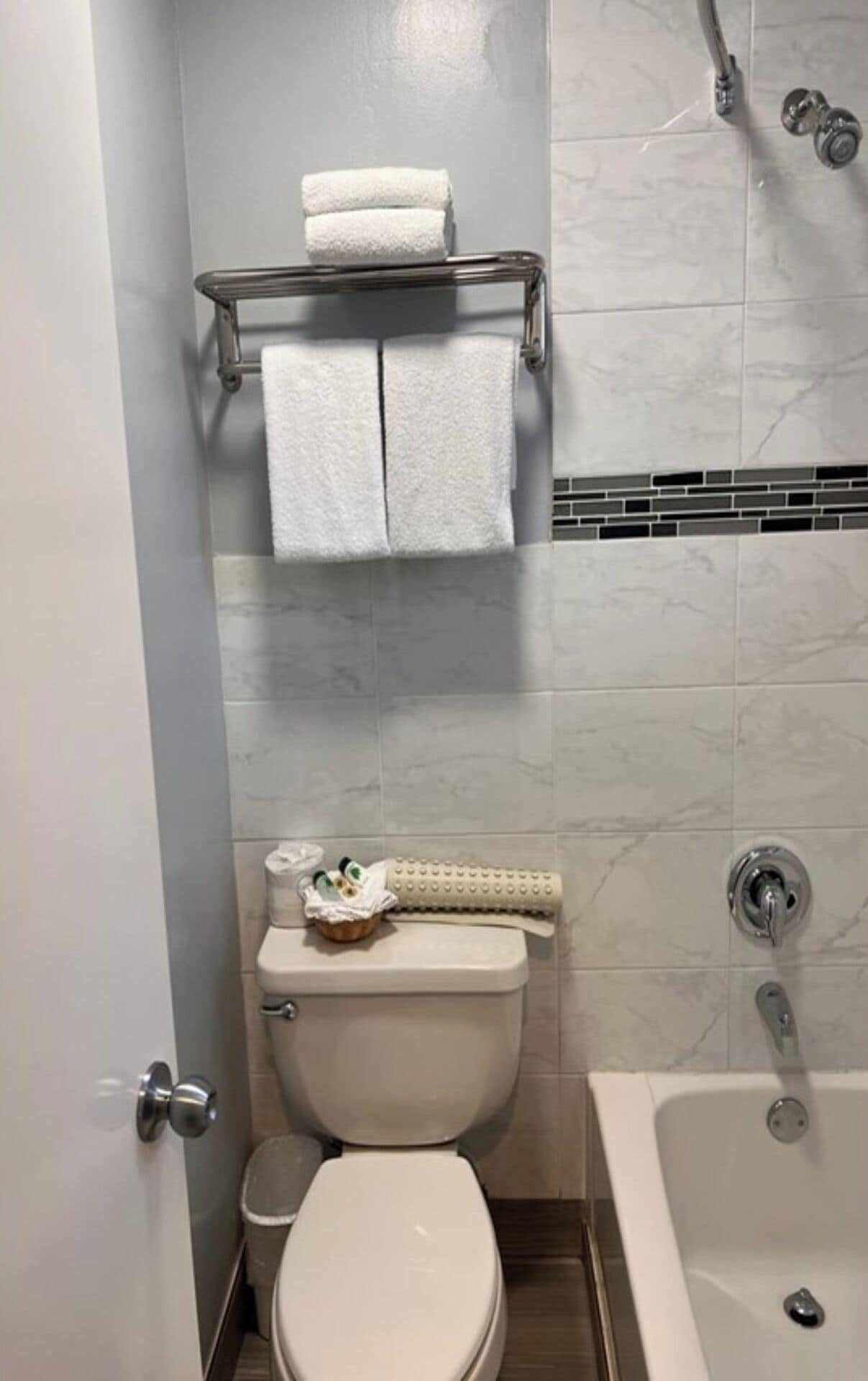 Un baño con inodoro, lavamanos, ducha y bañera.