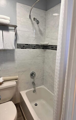Standardzimmer, 2 Queen-Betten, Nichtraucher | Badezimmer | Dusche, kostenlose Toilettenartikel, Haartrockner, Handtücher