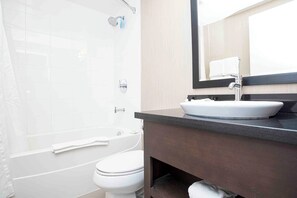 Combined shower/bathtub, free toiletries, hair dryer, towels