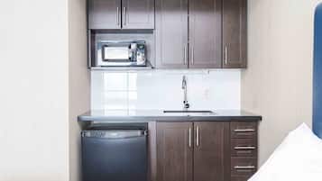 Habitación estándar, 2 camas de matrimonio, cocina básica | Decoración individual, escritorio, espacio para trabajar con un portátil