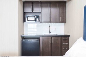Habitación estándar, 2 camas de matrimonio, cocina básica | 1 dormitorio, decoración individual, escritorio
