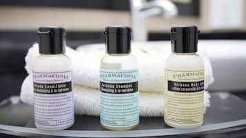 Combined shower/tub, free toiletries, hair dryer, towels