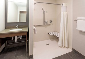 Kamar, 1 Tempat Tidur King (Mobility Accessible, Roll-In Shower) | Kamar mandi | Perlengkapan mandi desainer, pengering rambut, handuk, dan sabun