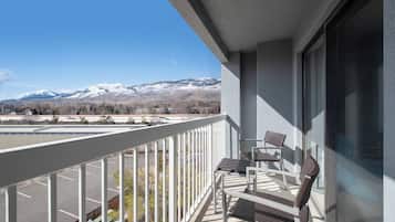 Edredón, camas con pillow-top, escritorio y cortinas blackout