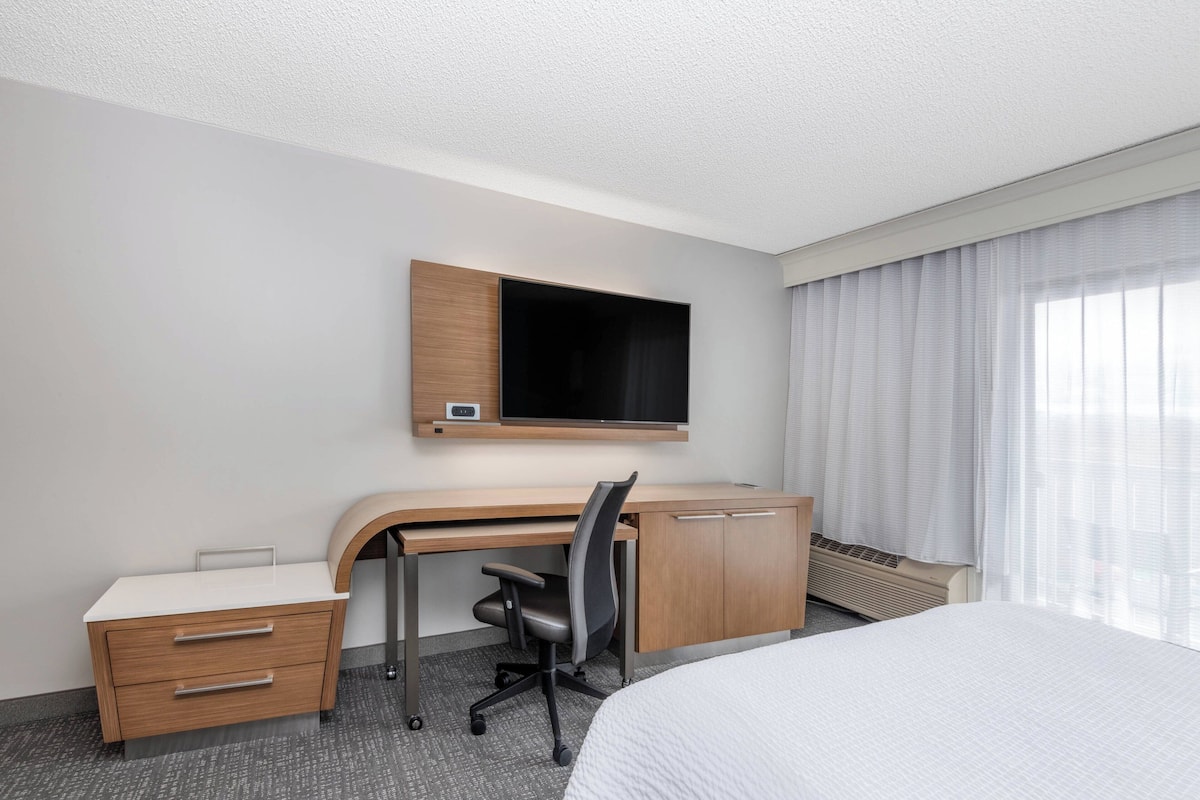 1 bedroom, down comforters, pillowtop beds, desk