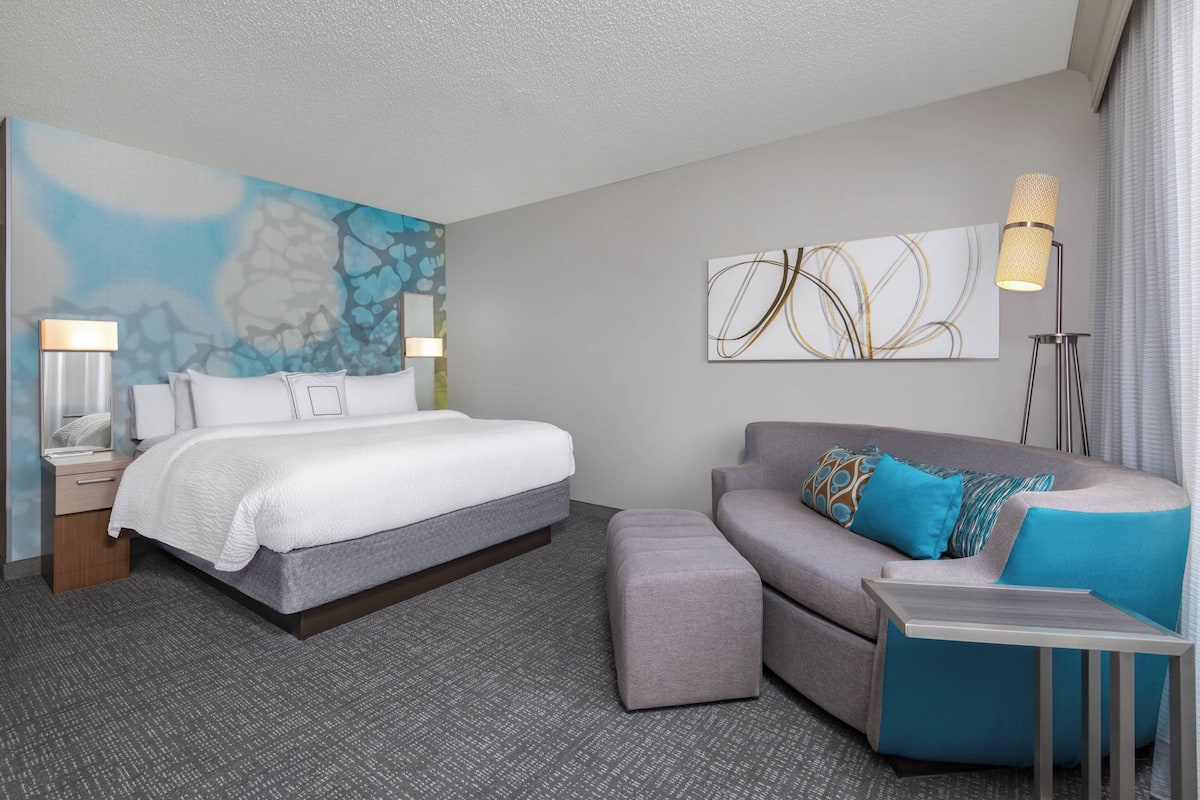 1 bedroom, down comforters, pillowtop beds, desk