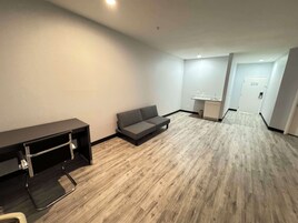 Escritorio, espacio para trabajar con un portátil, cortinas opacas