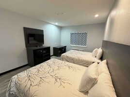 Escritorio, espacio para trabajar con un portátil, cortinas opacas