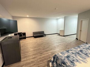Escritorio, espacio para trabajar con un portátil, cortinas opacas
