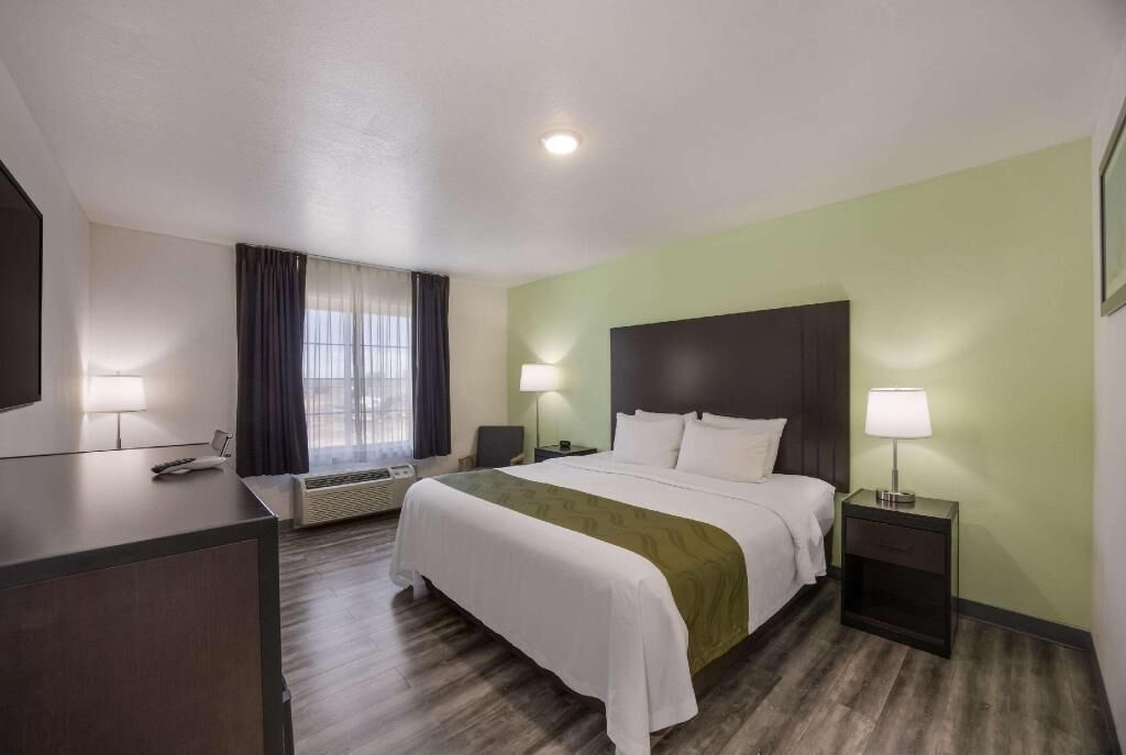 Desk, iron/ironing board, rollaway beds, free WiFi