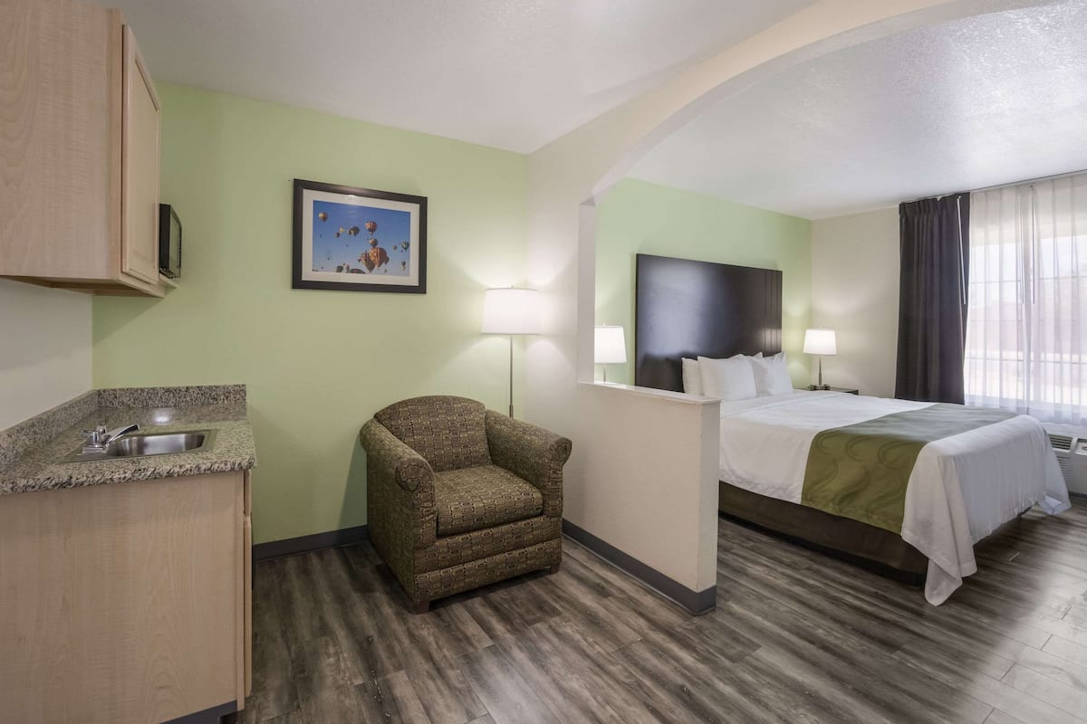 Suite, 1 King Bed, Accessible, Non Smoking