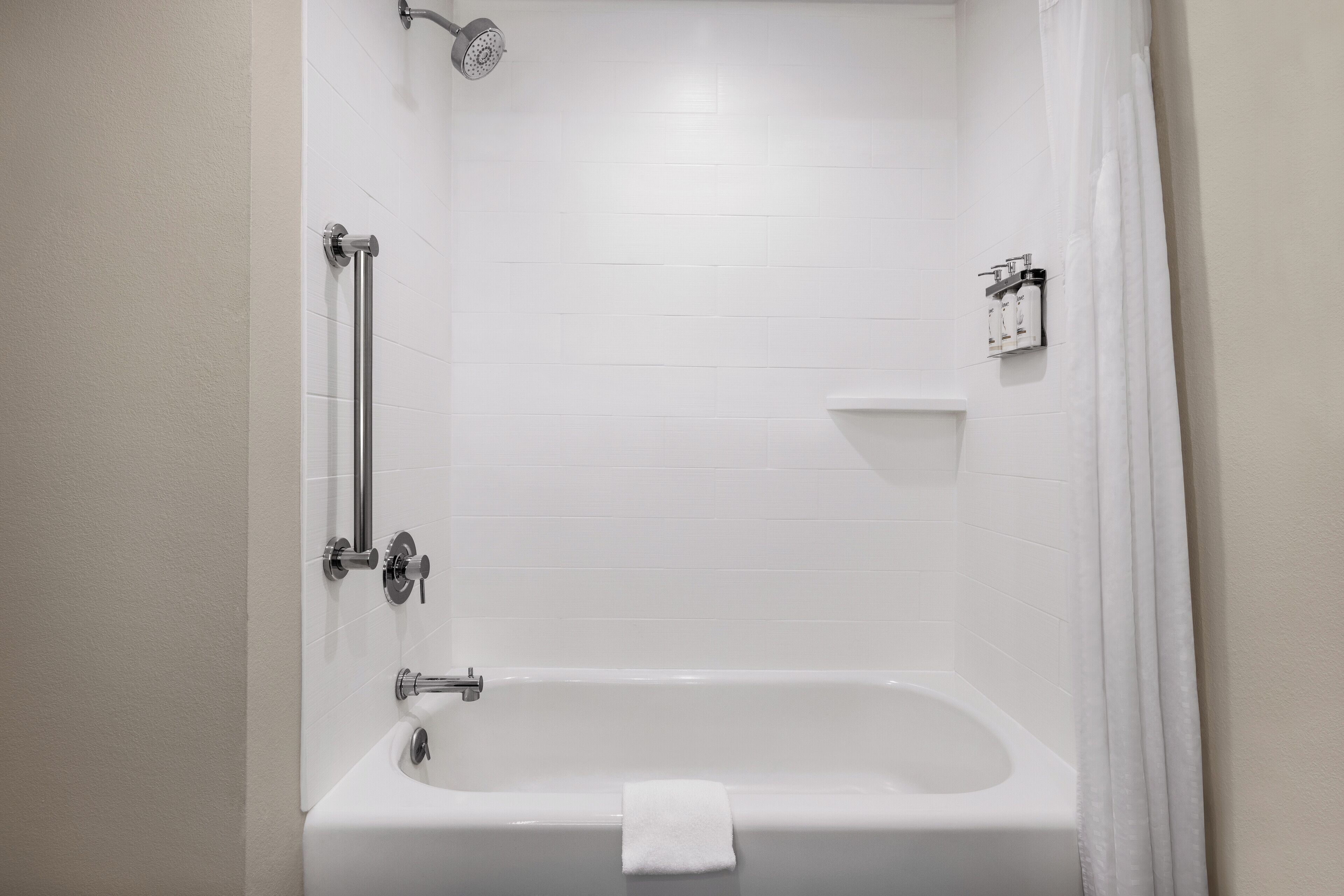 combined shower/bathtub, hair dryer, towels