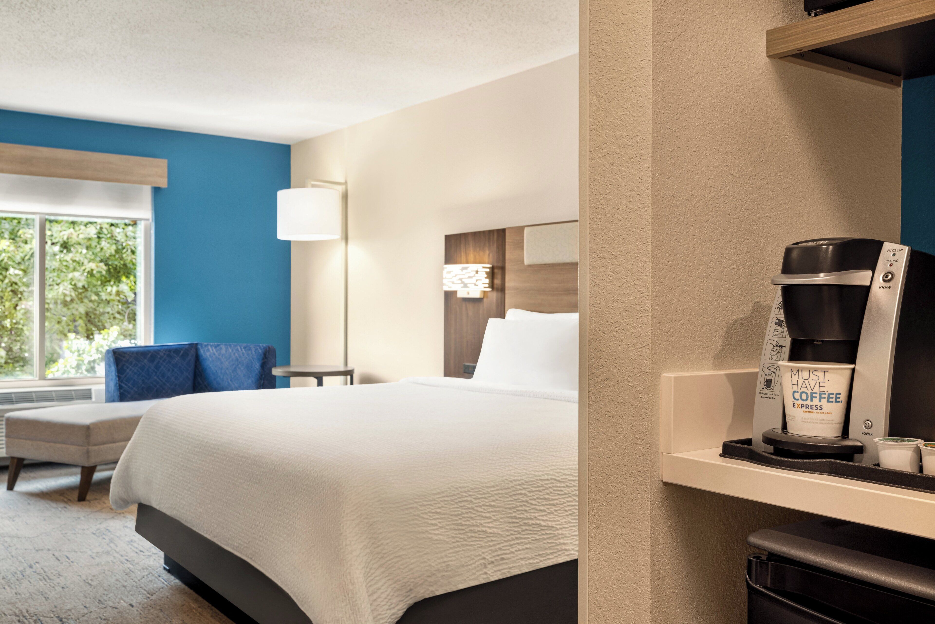 standard room, 1 king bed (standalone shower) | 1 bedroom, in-room safe, desk, blackout curtains