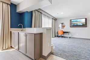 Suite, 1 slaapkamer, keuken (1 King, Sofa Bed, Living Area) | Een bureau, een strijkplank/strijkijzer, gratis babybedden