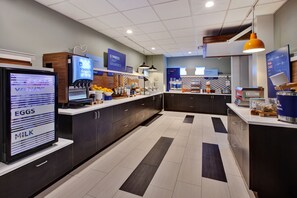 Café da manhã com buffet grátis todos os dias