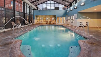 Innenpool, geöffnet von 09:00 Uhr bis 21:00 Uhr, Liegestühle