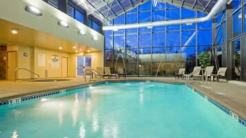 Piscina interna, funciona das 9h às 21h, espreguiçadeiras