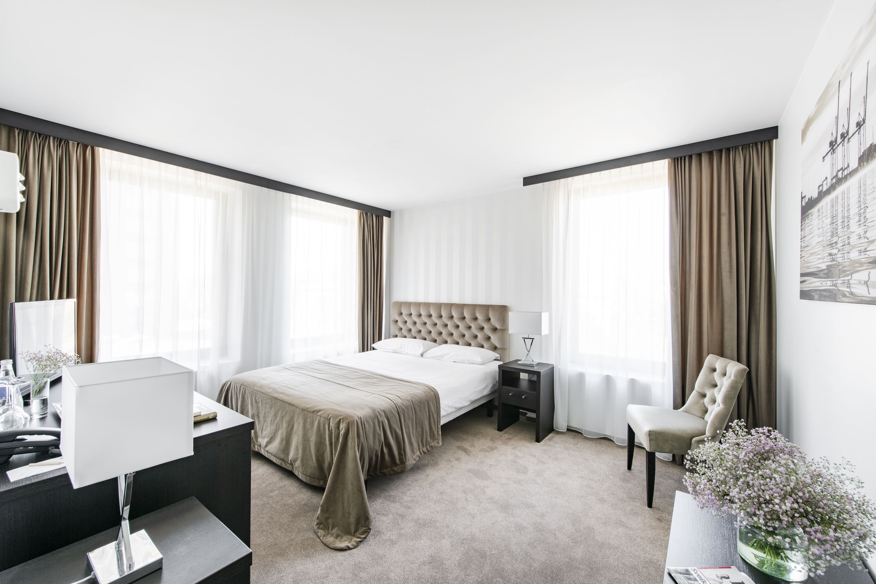 Minibar, caja de seguridad en la habitación y escritorio 