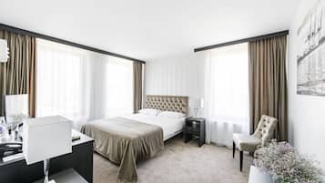 Minibar, caja de seguridad en la habitación y escritorio