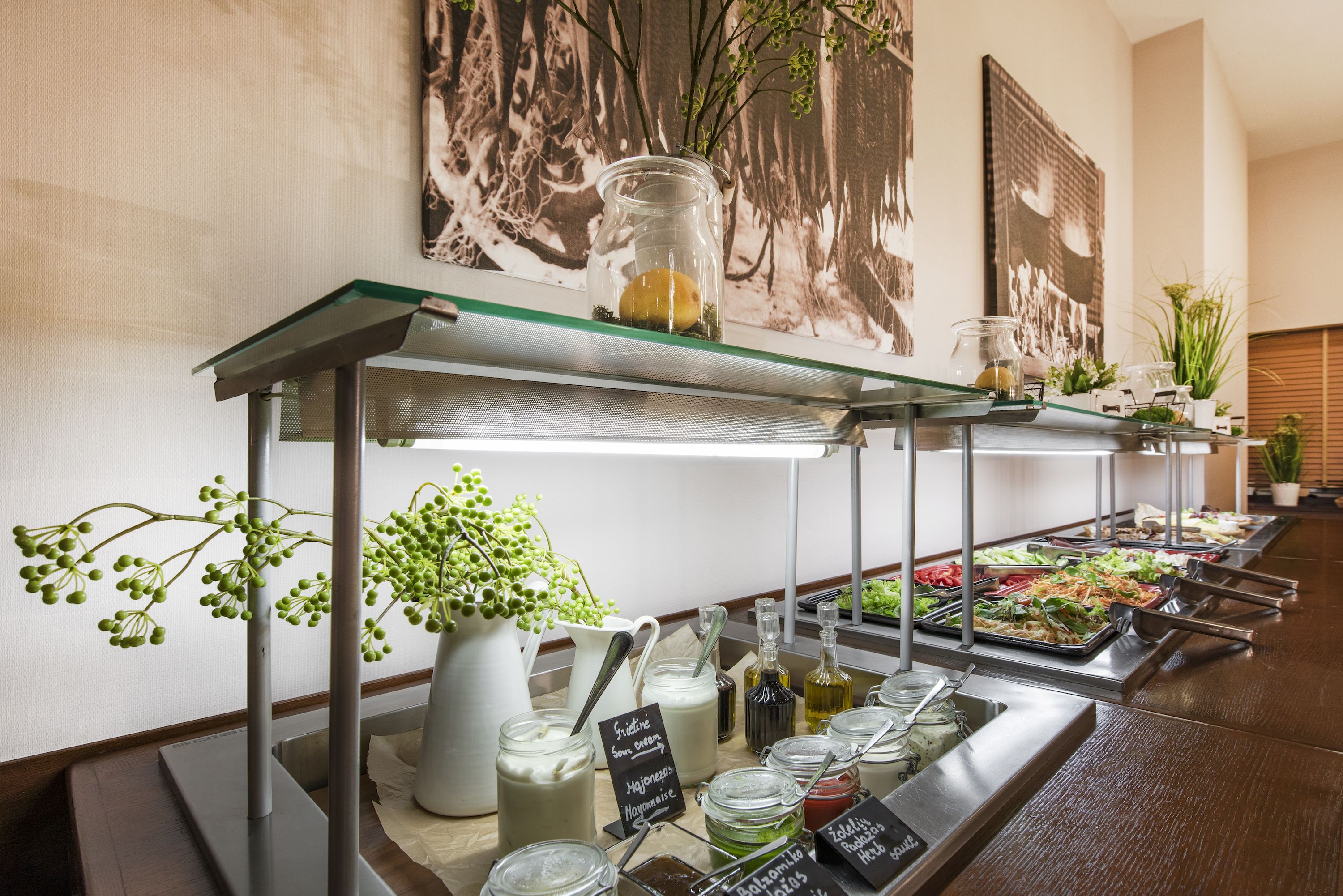 每日供应自助式早餐（每人 EUR 15）