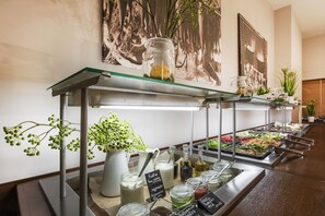 Petit déjeuner buffet (15 EUR par personne)