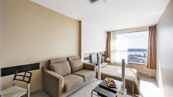 Minibar, caja de seguridad en la habitación y escritorio