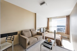 Minibar, caja de seguridad en la habitación y escritorio 