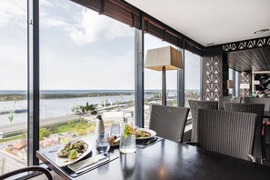 3 restaurants, servant le dîner et le souper; cuisine internationale
