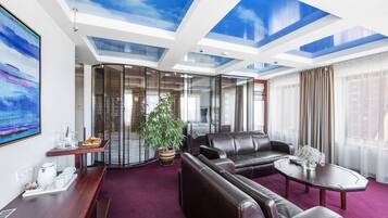 Suite, 2 Schlafzimmer | Wohnzimmer