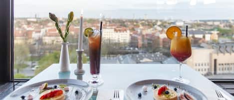 3 restauranter; serverer frokost, aftensmad og internationale retter