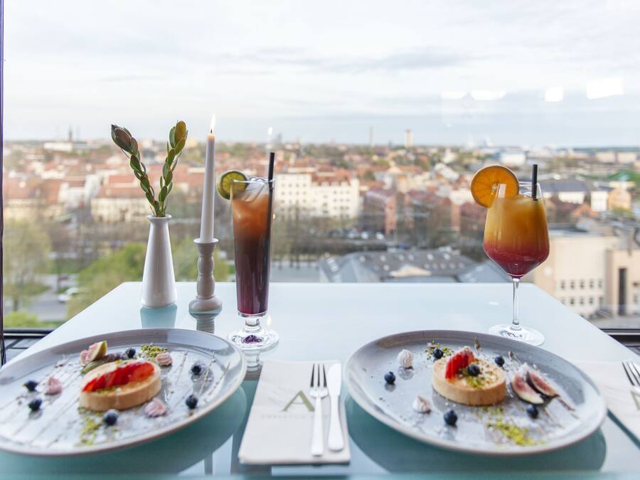 3 restaurants, lunch, dinner served; international cuisine