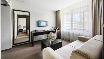 Minibar, safe på rommet, skrivebord og lydisolert