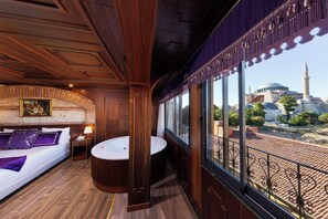 Premium bedding, minibar, in-room safe, desk - Seven Hills Hotel - Special Class (Istanbul)