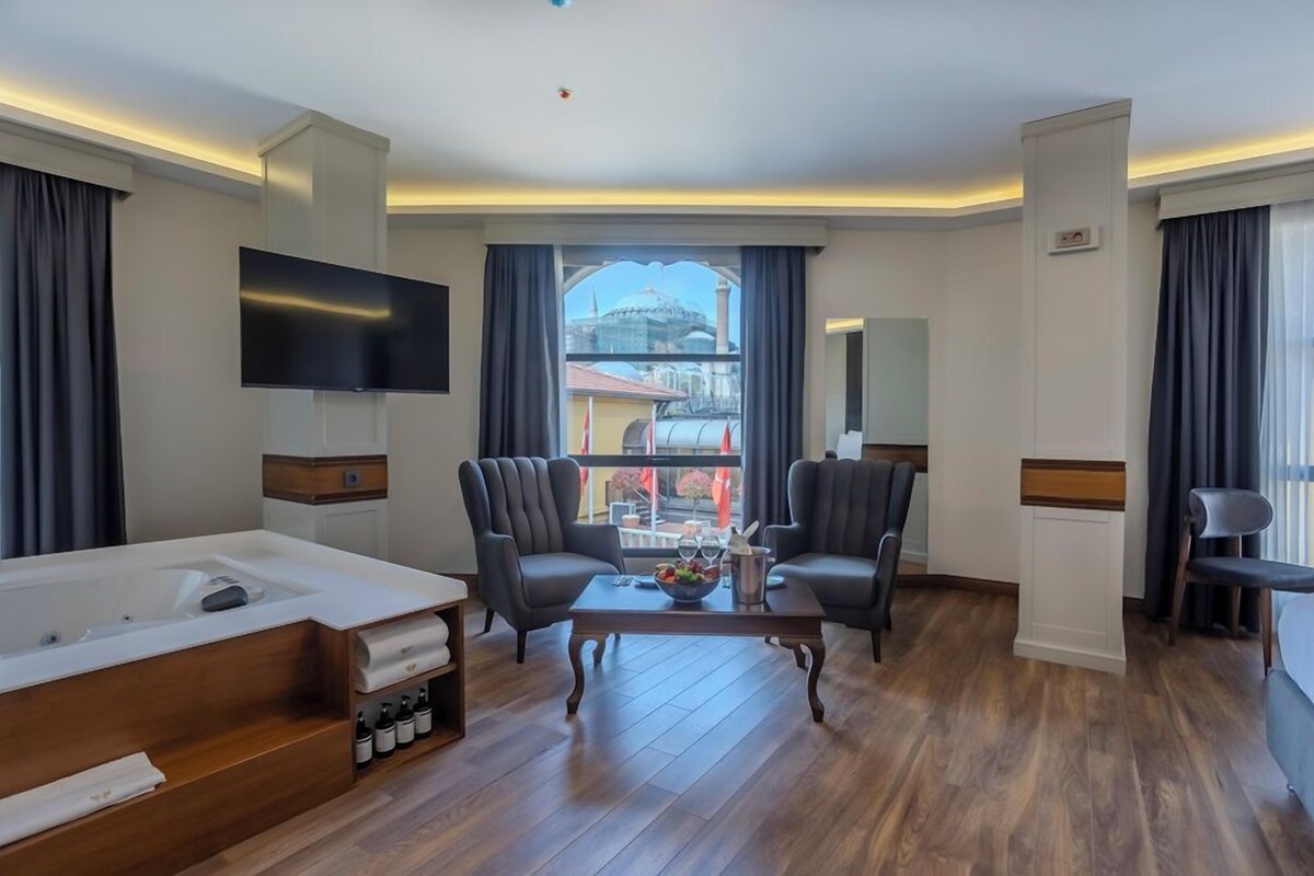 Corner St. Sophia Suite (Annex Building) | 客房景觀