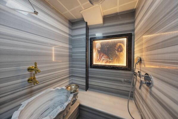 King Suite With Hagia Sophia View | Kylpyhuone | Suihkun ja ammeen yhdistelmä, poreamme, sadesuihkupää