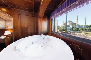 King Suite With Hagia Sophia View | Ropa de cama de alta calidad, minibar, caja fuerte y escritorio