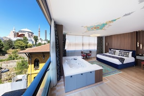 Queen Suite Hagia Sophia View | Premium bedding, minibar, in-room safe, desk - Seven Hills Hotel - Special Class (Istanbul)