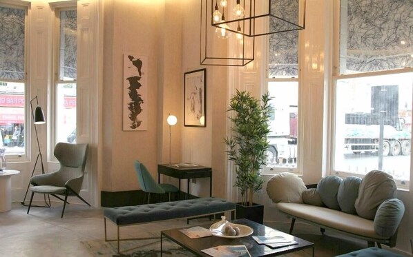 Coin salon dans le hall