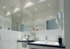 Ducha y bañera combinadas y artículos de higiene personal gratuitos